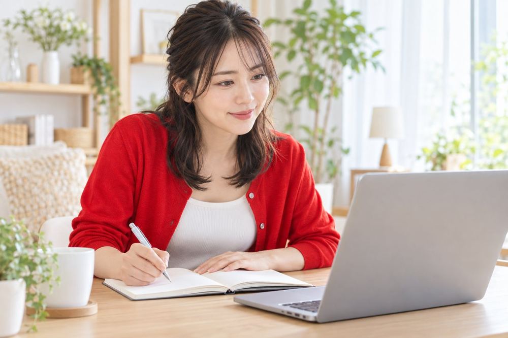 女性が配信の様子を見返しながら、次に足したいものをメモしている