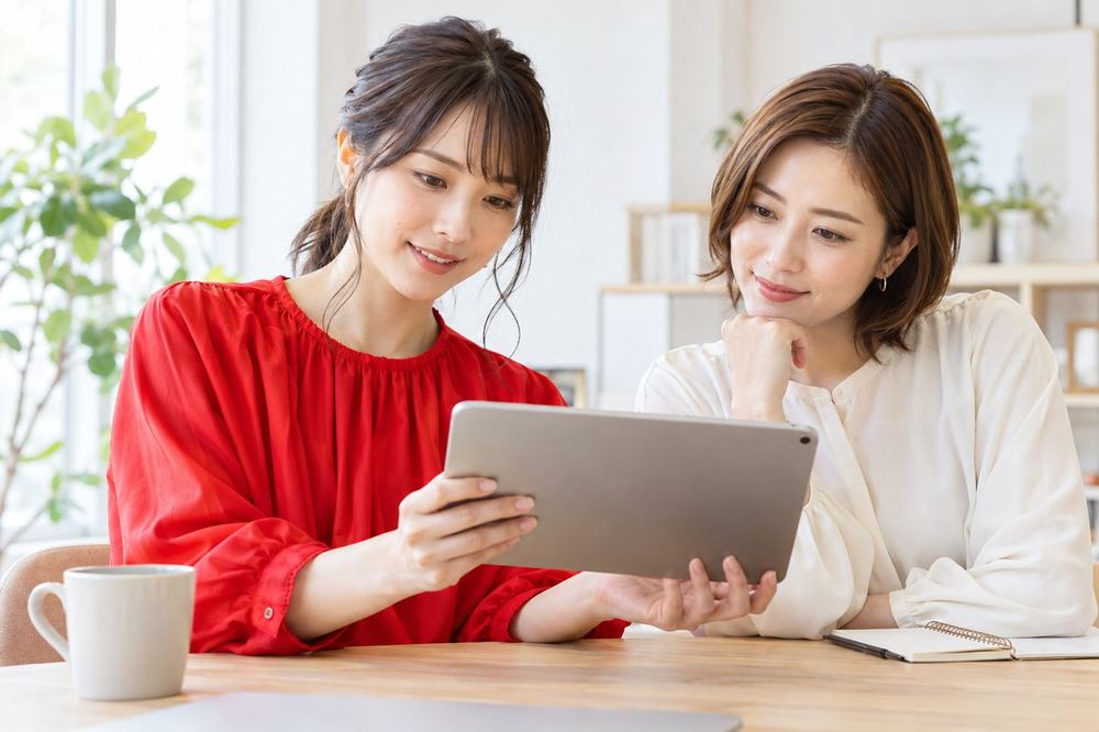 女性がタブレットを手に、ゲストとの配信の進め方を確認している